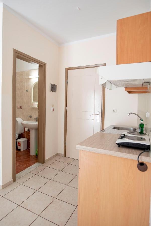 Matthias Hotel Apartments Adelianos Kampos Eksteriør bilde